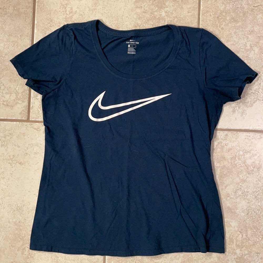 EUC women’s Nike t-shirt size medium